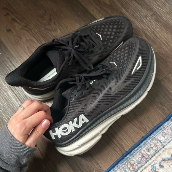 Men’s HOKA Clifton 9 Black / White Size 10.5 WIDE - Picture 2 of 6
